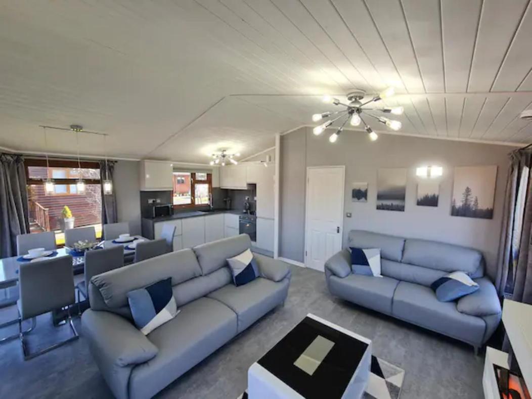 4 Bed Luxury Lodge With Hot Tub Near Lake District Warton  Eksteriør bilde