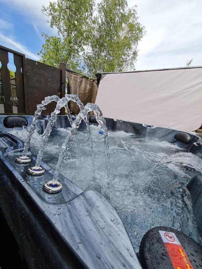 4 Bed Luxury Lodge With Hot Tub Near Lake District Warton  Eksteriør bilde