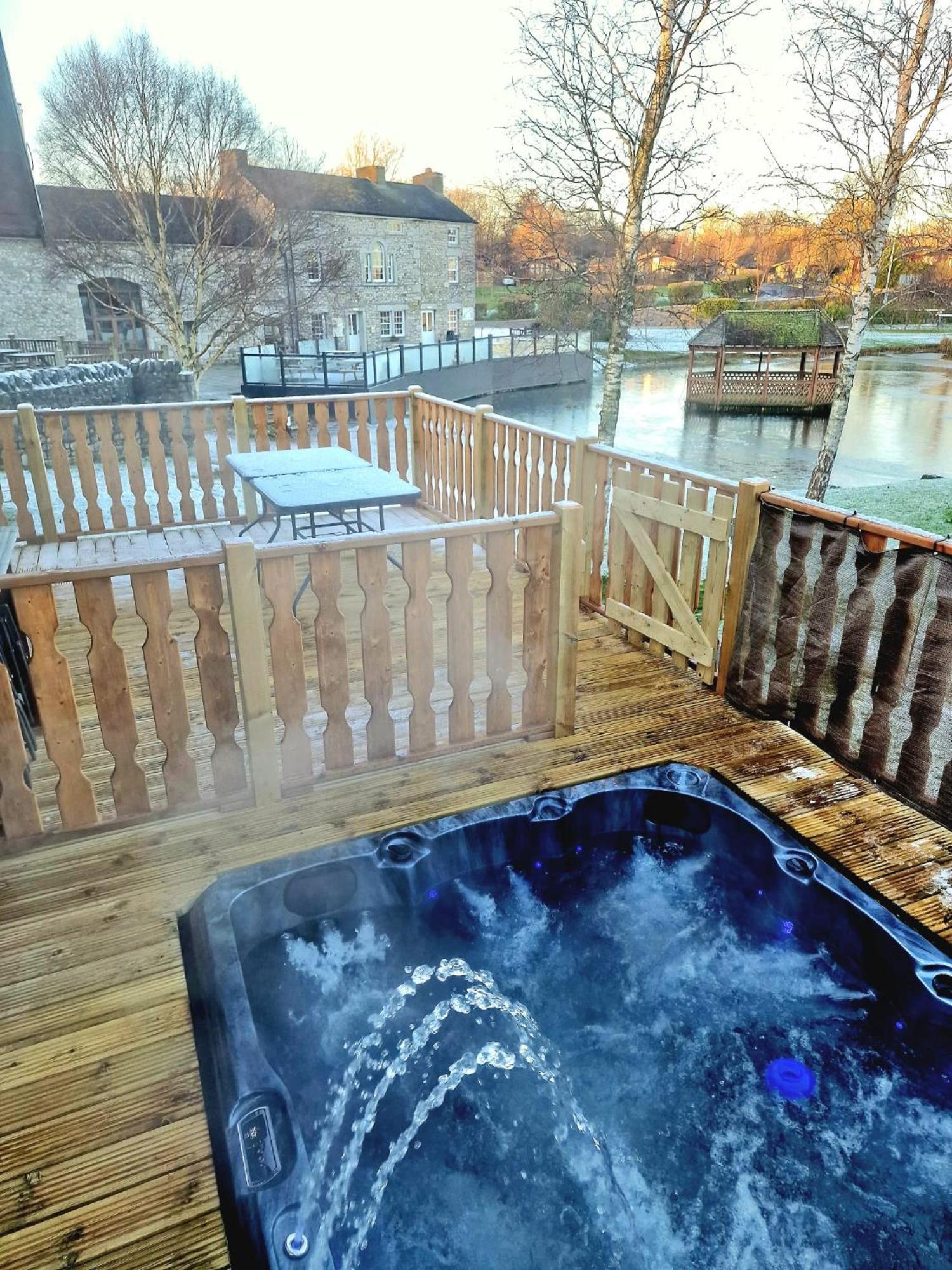 4 Bed Luxury Lodge With Hot Tub Near Lake District Warton  Eksteriør bilde